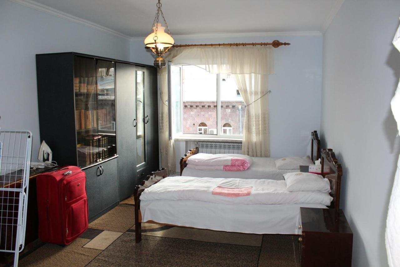 Super Location - Shared Bathroom And Kitchen Ереван Екстериор снимка